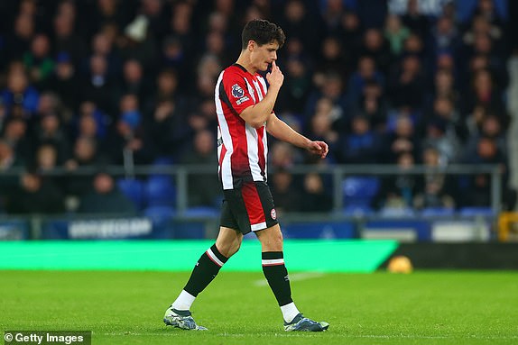 LIVERPOOL, ENGLAND - NOVEMBER 23: Christian Norgaard of Brentford leaves the field after being sent-off during the Premier League match between Everton FC and Brentford FC at Goodison Park on November 23, 2024 in Liverpool, England. (Photo by Chris Brunskill/Fantasista/Getty Images)