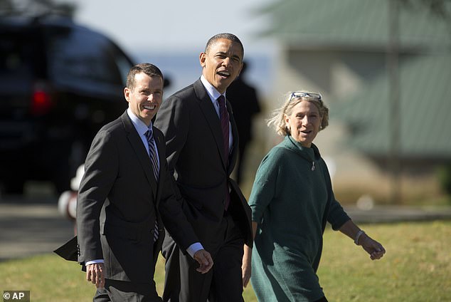 President Barack Obama, accompanied by prep adviser Anita Dunn, right, and senior White House adviser David Plouffe