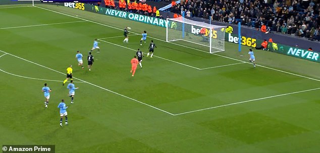 Four Feyenoord players end up in the box for the cross as Man City players strolled back