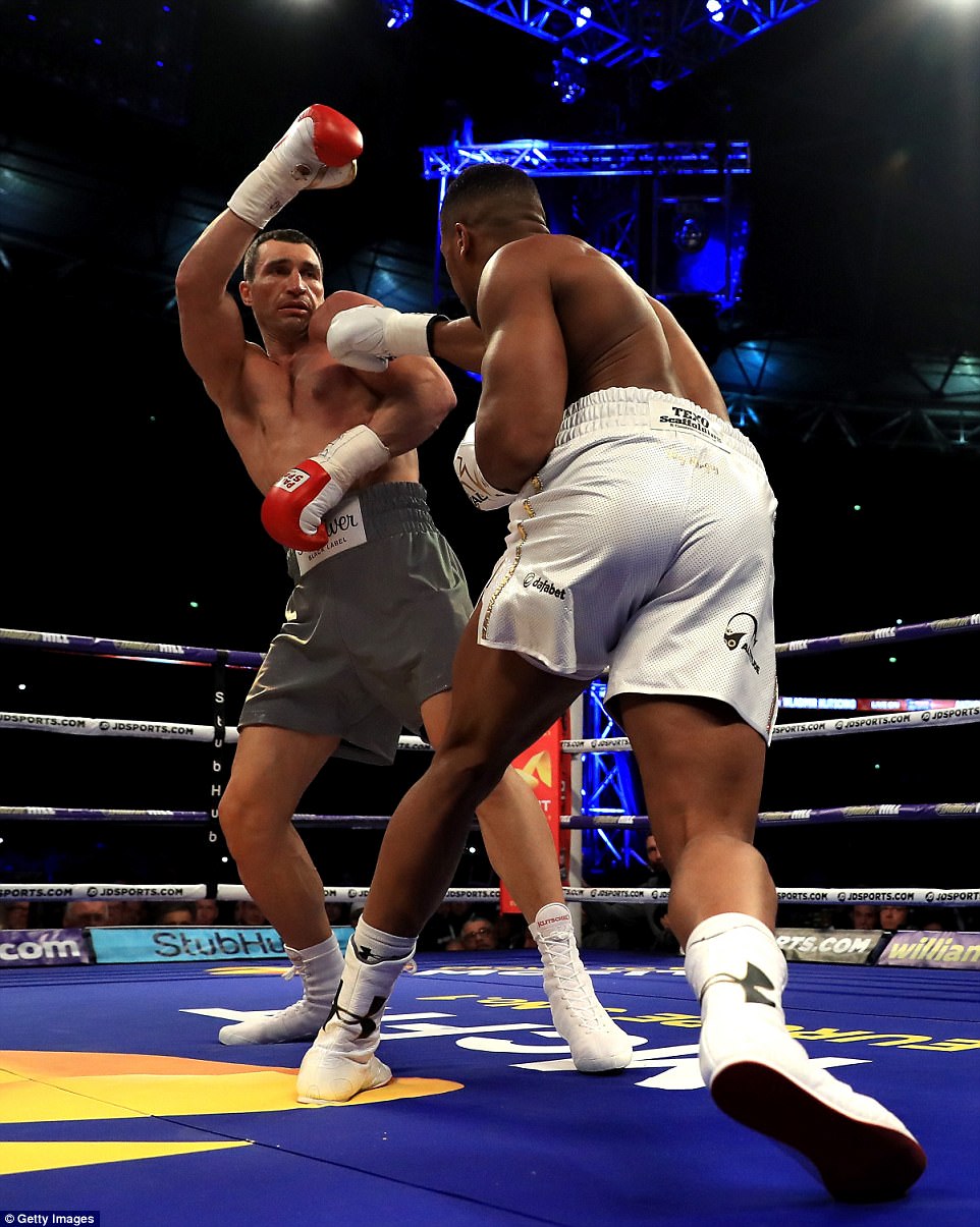 The British fighter started to dominate the fight with an impressive series of combinations in the third round