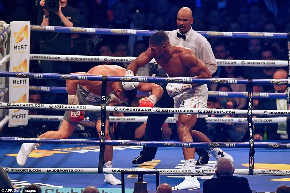 However, he was caught with a number of punches early in the eleventh round and fell to the floor for the second time 