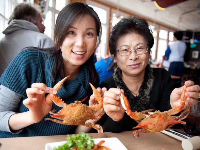 crabs dinner family mom daughter