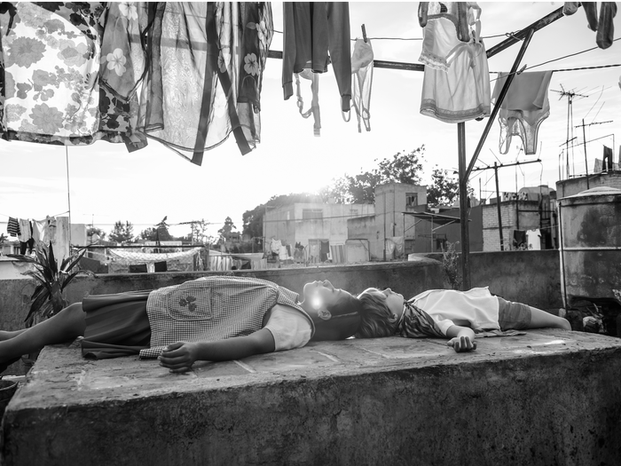 Yalitza Aparicioas Cleo in Roma Netflix movie rooftop scene