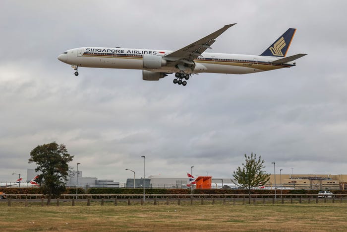 A Singapore Airlines Boeing 777 landing in London.