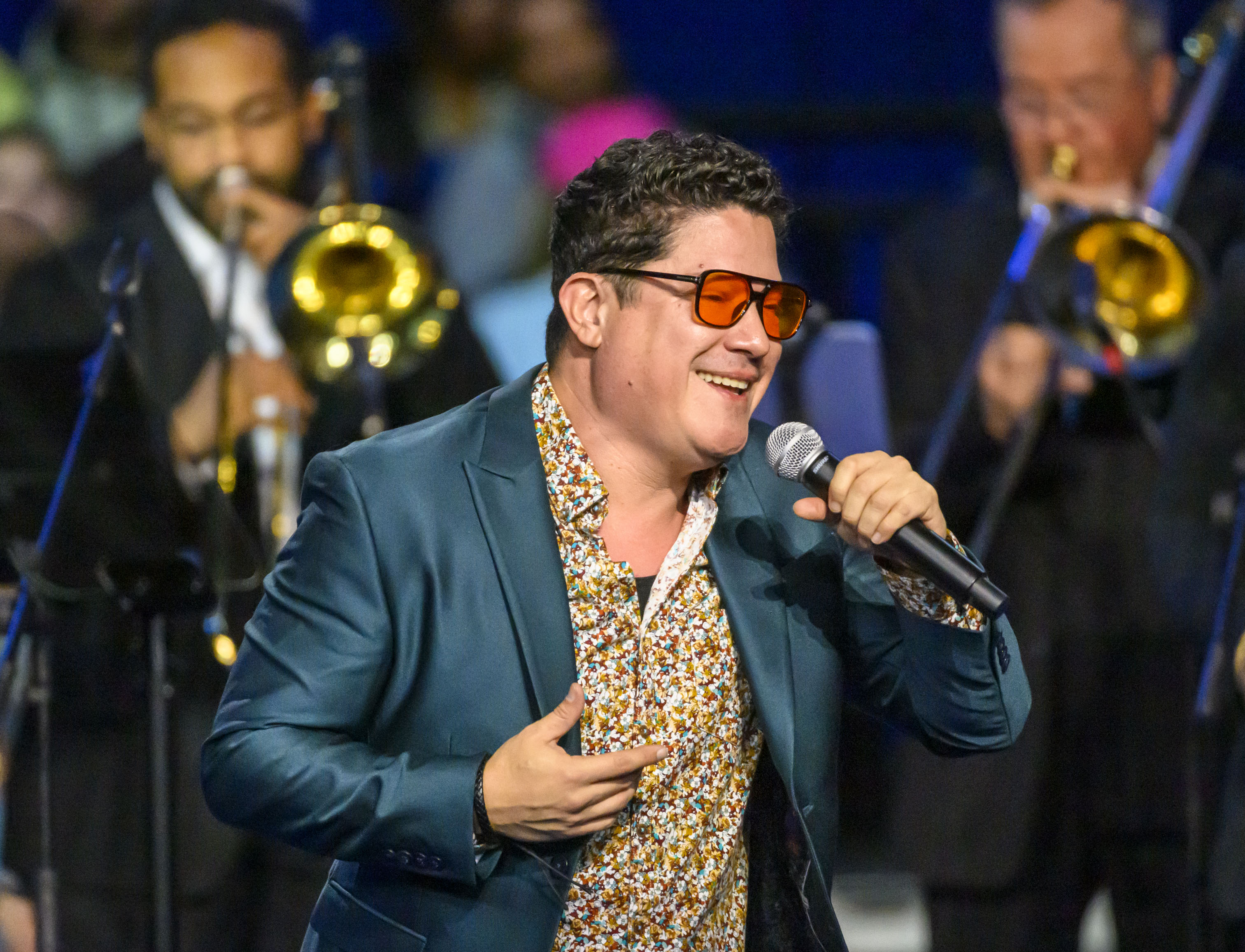 Latin singer Frankie Negrón sings during a Vice President Kamala Harris rally Monday, Nov. 4, 2024, at Muhlenberg College's Memorial Hall. (April Gamiz/The Morning Call)