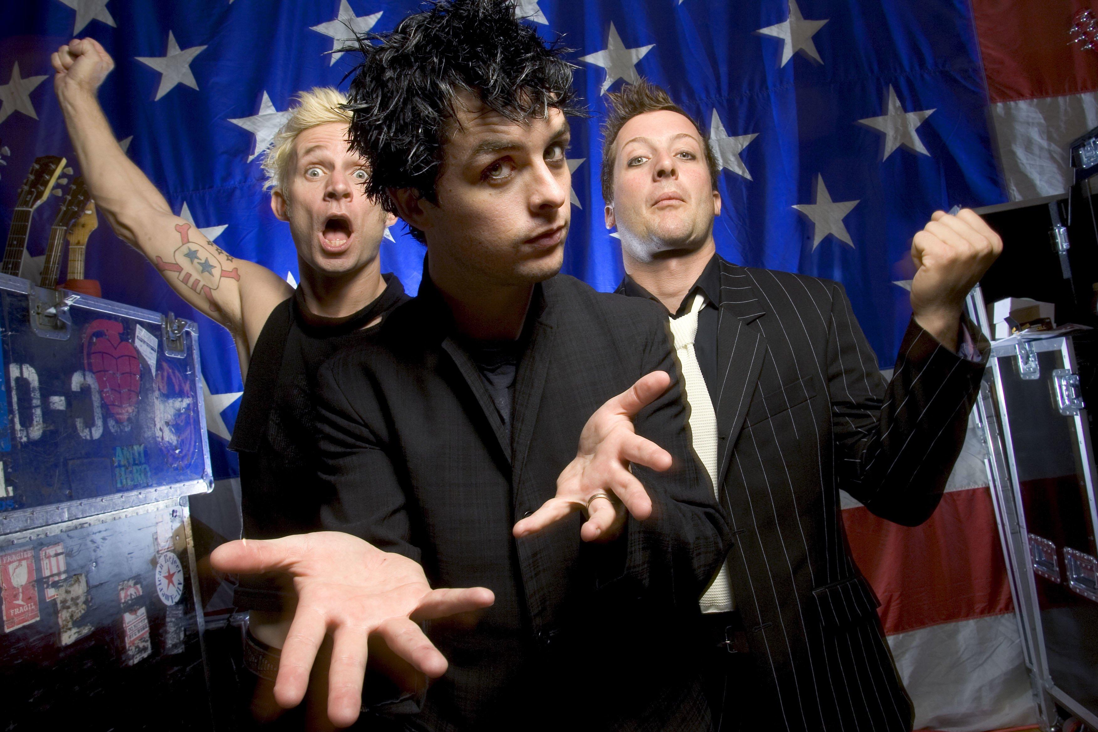 Green Day posing in 2004