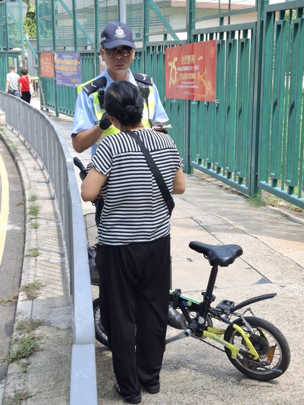 警方昨日进行沙田警区交通日，主力打击单车违例事项及针对区内造成交通阻塞的车辆进行执法。警方提供