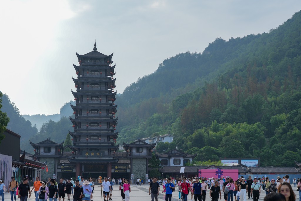 景區雖設有行山徑及完善設施，但因需連走兩山，有大量梯級及斜路，要有一定體力才能完成，而且參觀旅客眾多，想一睹奇觀的大家需多預留時間上山。