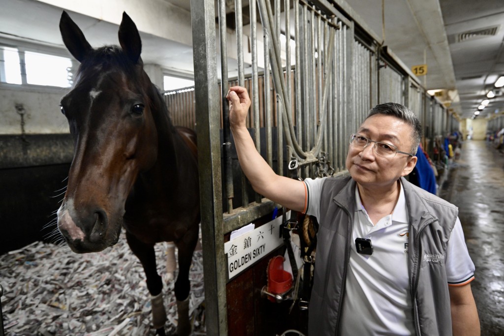 練馬師呂健威在28年的練馬生涯，贏得超過910場冠軍，近年憑「金鎗六十」屢創佳績。