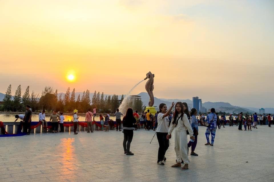 日落下的噴水海馬。 貢布旅遊局fb