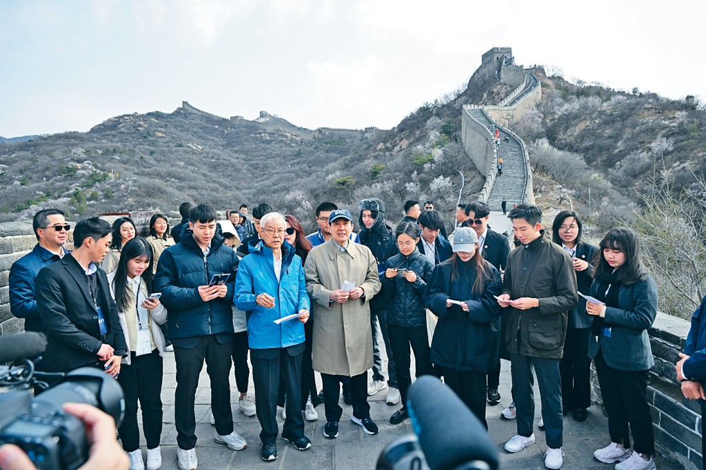 马英九一行共唱《长城谣》。