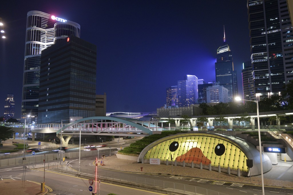 6米半高半圓玻璃天窗橡皮鴨夜景。陳浩元攝