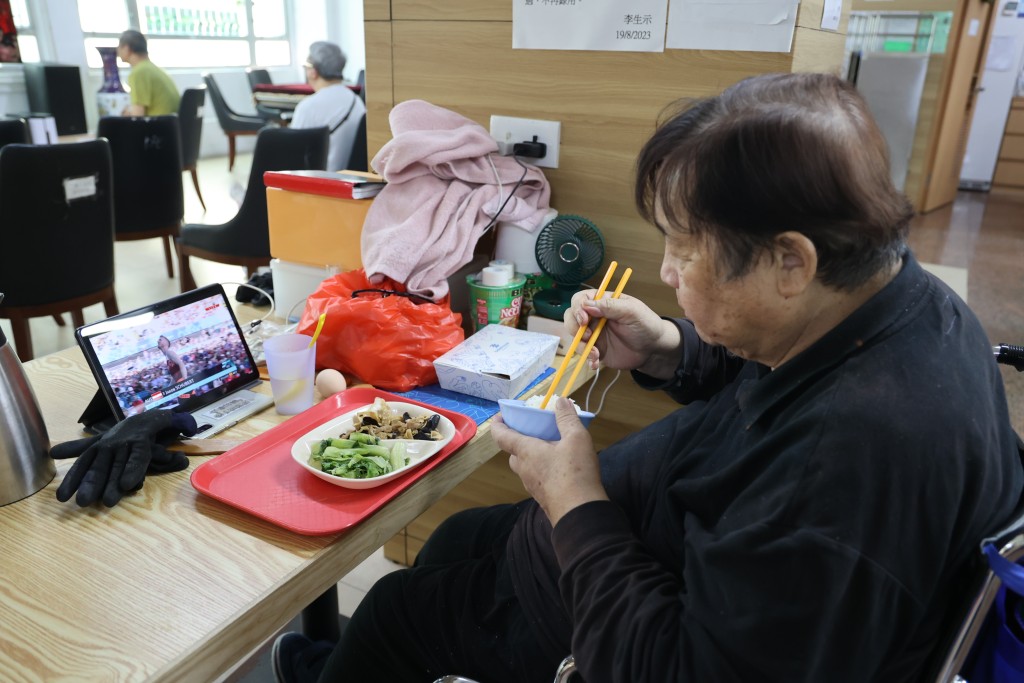 睇住私伙電視食飯。