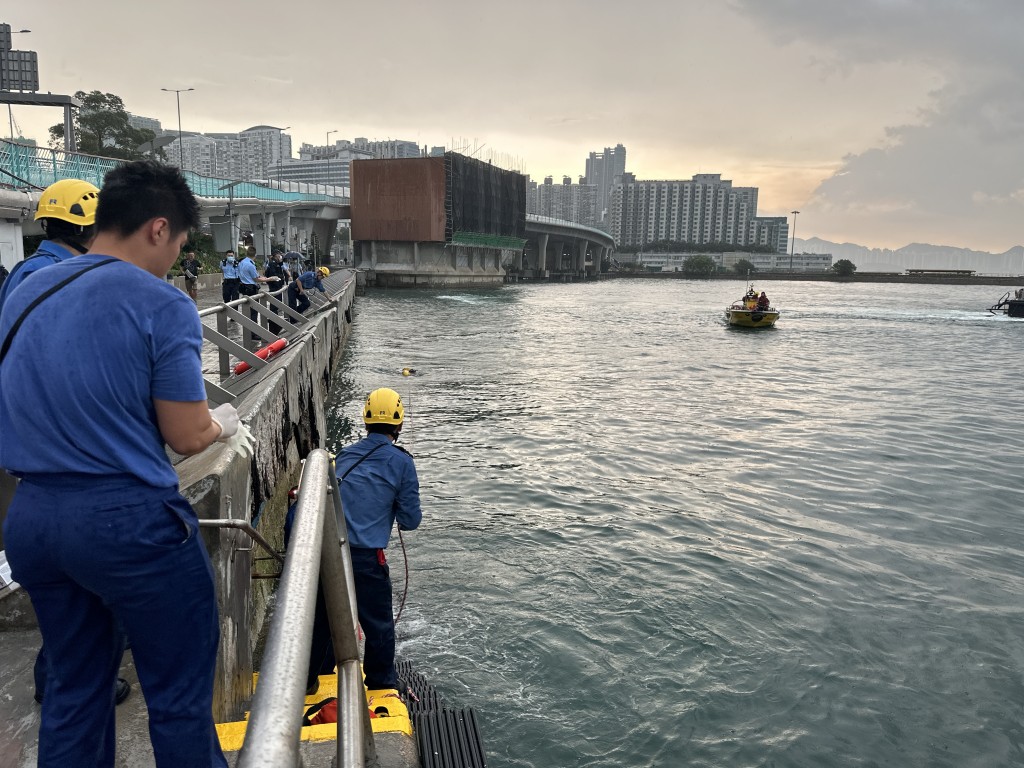 現場是尖東麼地道72號對開海面。梁國峰攝