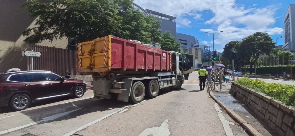 泥頭車撞私家車車尾。