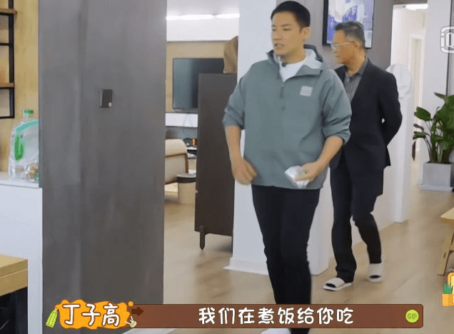 丁子高從小就跟媽媽在香港長大，家姐則跟爸爸在上海長大，所以兩父子從小就關係疏離。