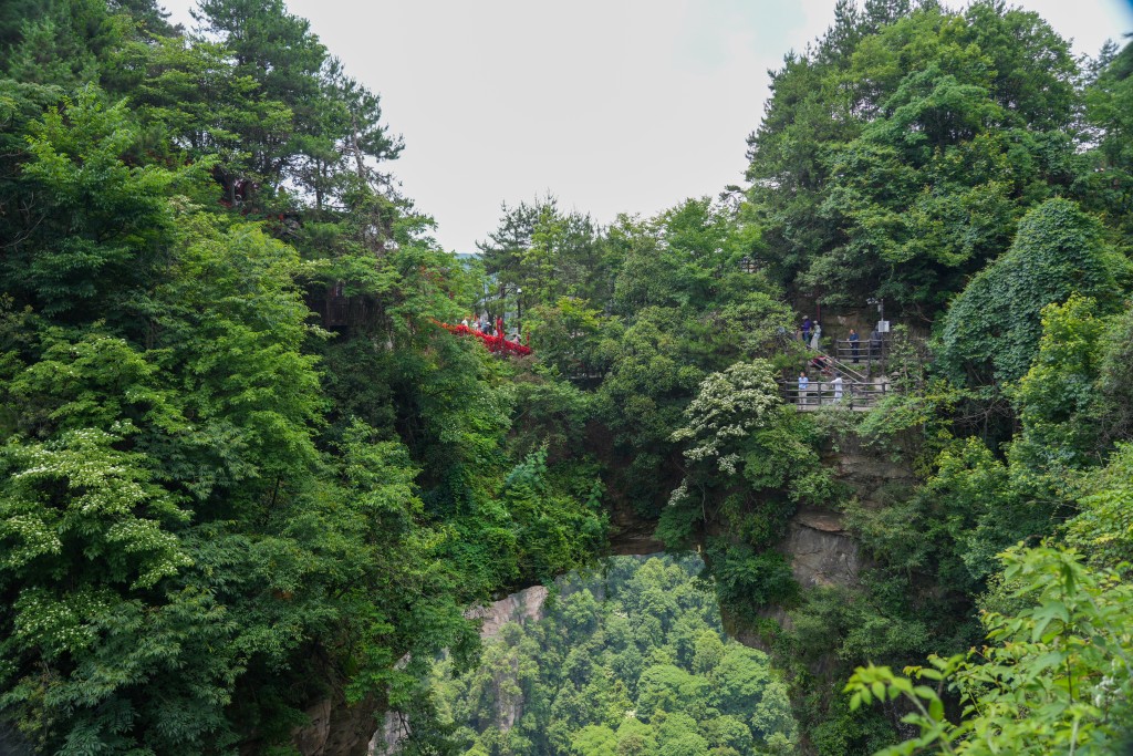 「天下第一橋」高350米，兩座山峯連在一起形成天然橋洞