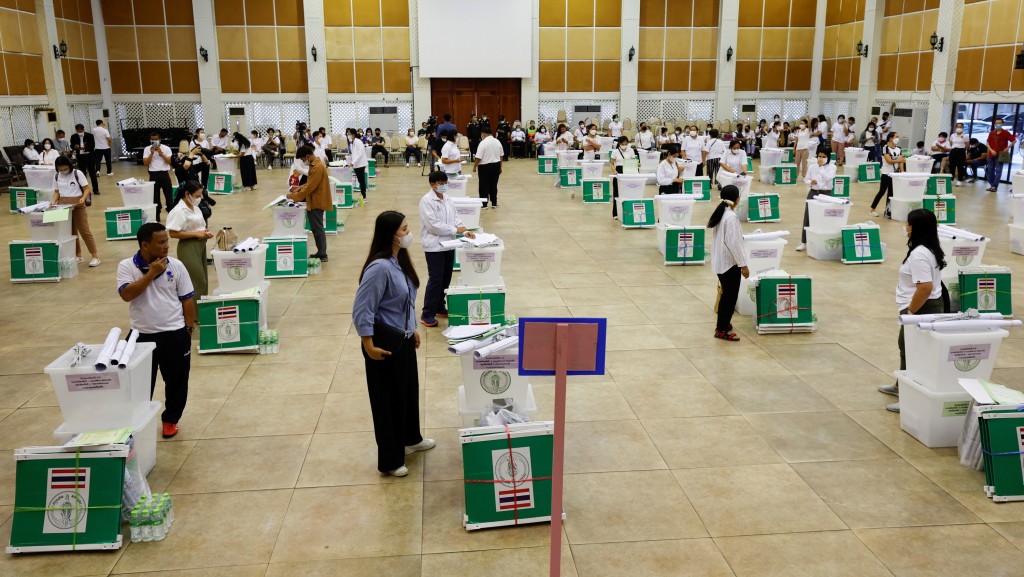 泰國5月14日舉行大選，工作人員忙碌準備選票等物資。 路透社