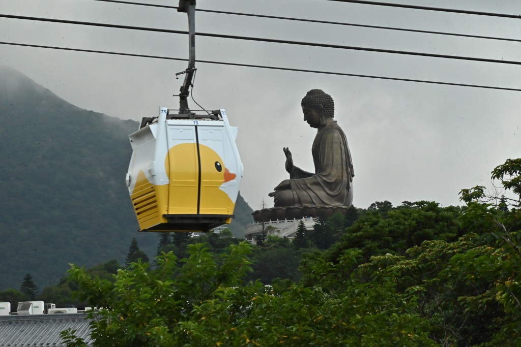 昂坪纜車打造「飛天橡皮鴨」及「泡泡浴」兩款主題纜車，讓市民及遊客無論不僅能看到黃鴨在空中遨遊，更能親身登上「泡泡浴」主題纜車，由黃鴨陪同遊覽大嶼山及南中國海美景。（黃頌偉攝）