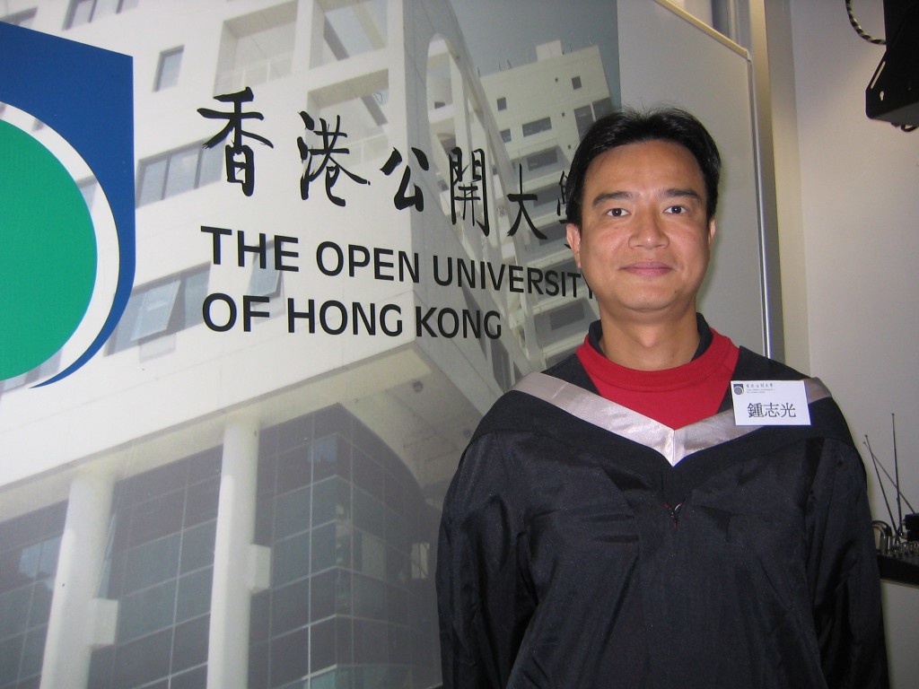 鍾志光2003年取得香港公開大學中國人文學士學位，2008年及2012年再分別獲得香港大學中國語言及文學碩士、香港中文大學哲學文學碩士。