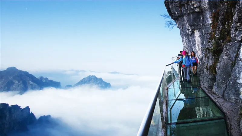 張家界天門山景區山頂西線玻璃棧道。