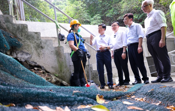 李家超探訪前線清潔工、屋邨管理員，了解垃圾徵費先行先試狀況。（李家超IG圖片）