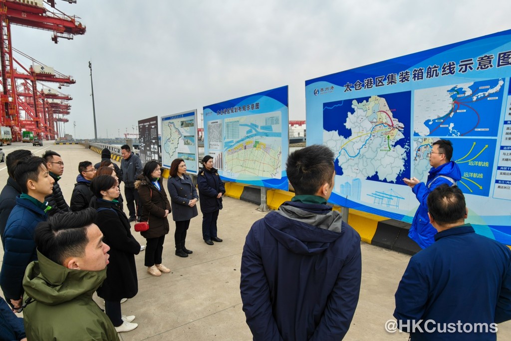 15名海關人員了解內地海關業務情況。 香港海關facebook圖片