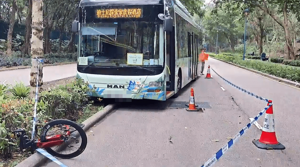 迪士尼旅遊巴撞倒單車婦。林思明攝