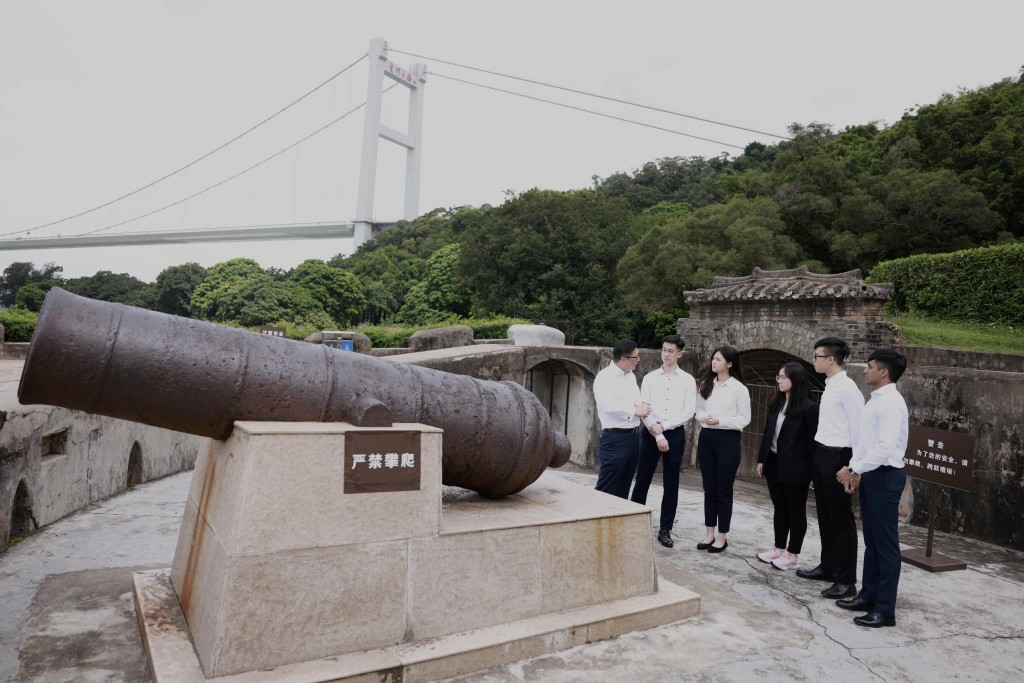  鄧炳強帶領青少年參觀東莞虎門炮台。鄧炳強facebook圖片 