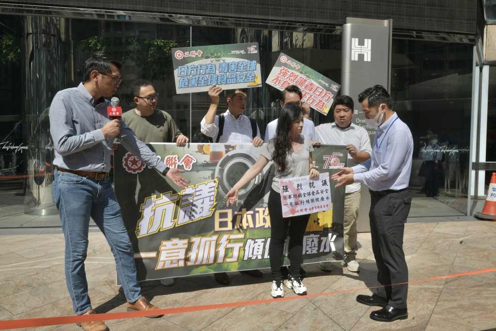 工聯會立法會議員陸頌雄及陳穎欣等人今午（12日）到日本駐香港總領事館遞交請願信。陳浩元攝