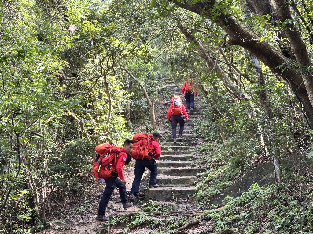 救援人員登山搜索失蹤者。梁國峰攝