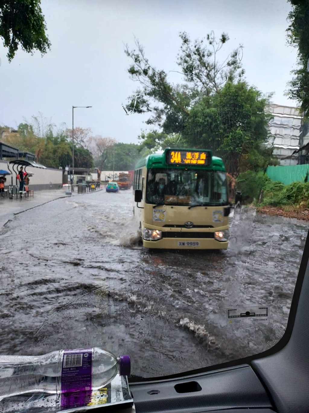 流浮山道水浸，車輛涉水而行。fb香港突發事故報料區Bosco Chu圖片