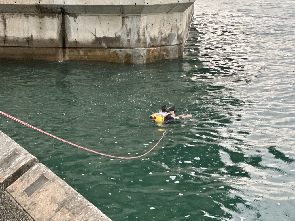 男子在海中漂浮，消防員拯救。梁國峰攝