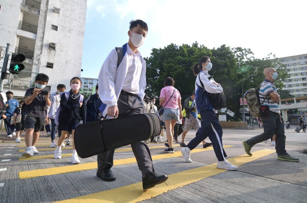 身兼小學校長的立法會教育界議員朱國強向本報表示，「人才子女」等新來港學童成為本港的新生源，今年開學後，他未聞有小學為收生而疲於奔命。