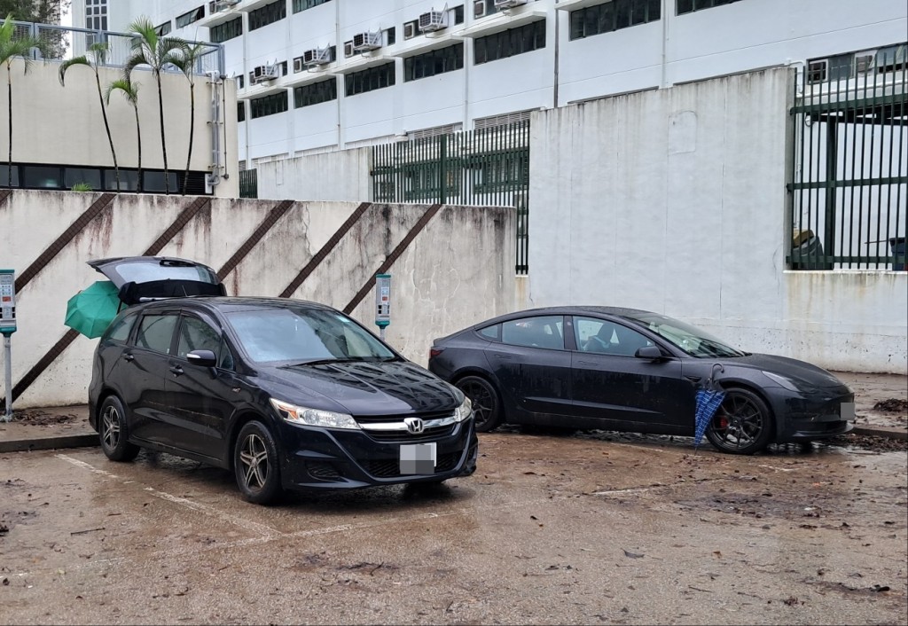 水浸退却後，多輛被浸私家車受損。林思明攝