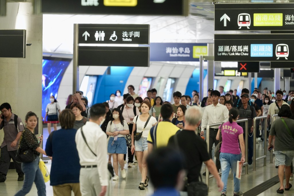 大批市民在港鐵金鐘站轉車。劉駿軒攝