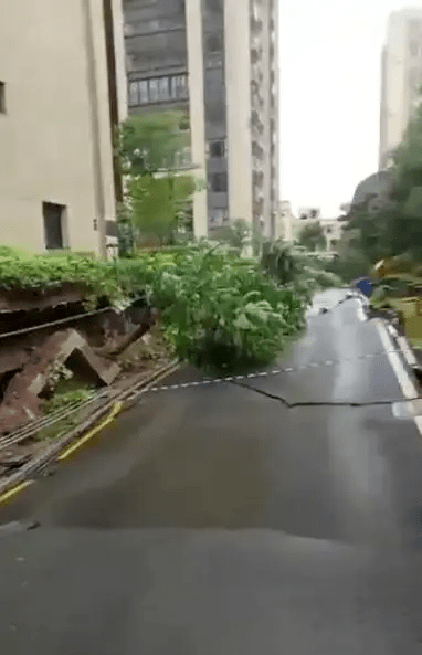 馬路下陷時，附近居民聽到有斷裂聲。