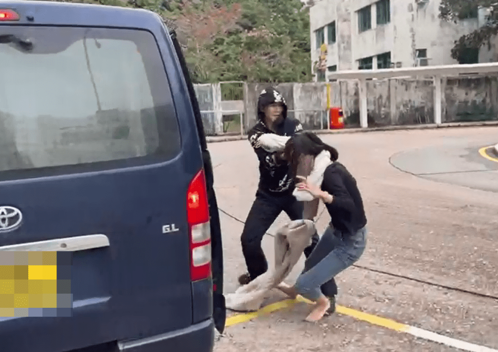 女事主被人強行拉上車。