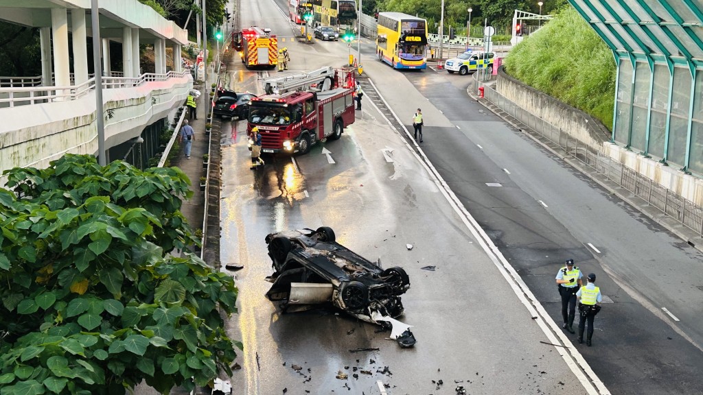 青衣西路兩車相撞，其中白色私家車四輪朝天。蔡楚輝攝