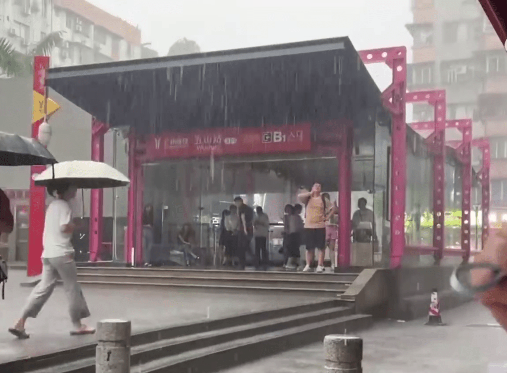 廣東暴雨下，市面的情況。