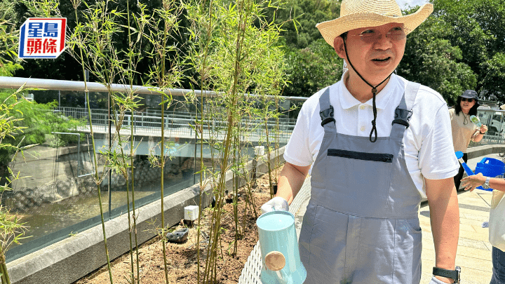 何順文今日出席恒大活動時化身園藝師，參與「綠源『恒』動」園藝活動，於校園修葺樹木及打理盆栽。