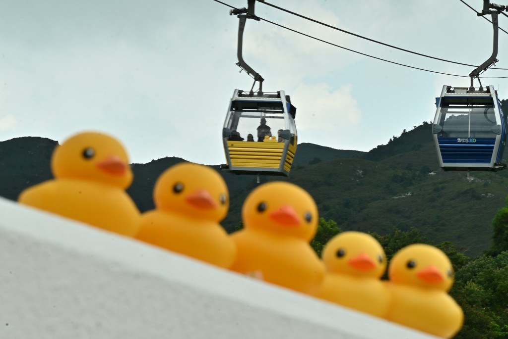 昂坪纜車打造「飛天橡皮鴨」及「泡泡浴」兩款主題纜車，讓市民及遊客無論不僅能看到黃鴨在空中遨遊，更能親身登上「泡泡浴」主題纜車，由黃鴨陪同遊覽大嶼山及南中國海美景。（黃頌偉攝）