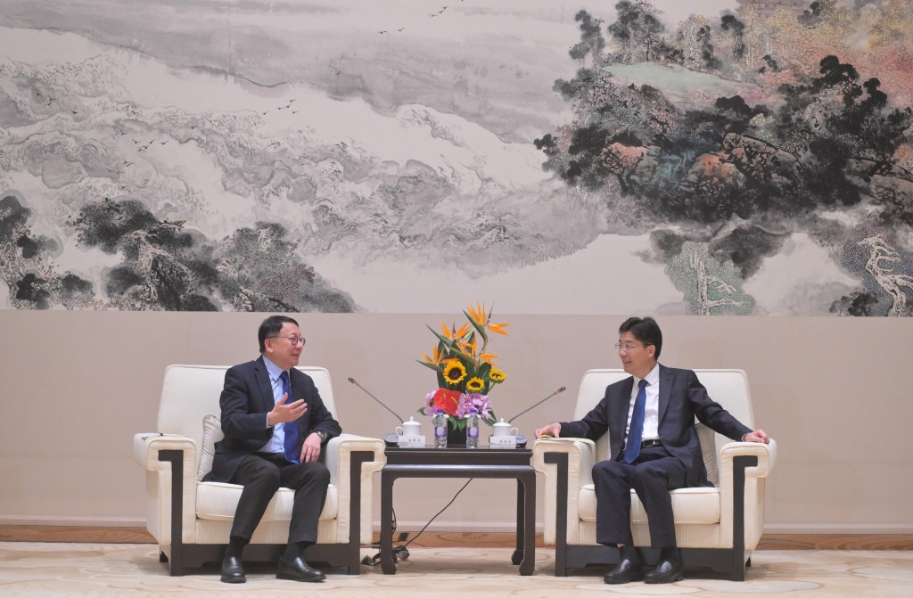 陳國基（左）與杭州市市長姚高員（右）會面，就深化杭州和香港合作交換意見。政府新聞處