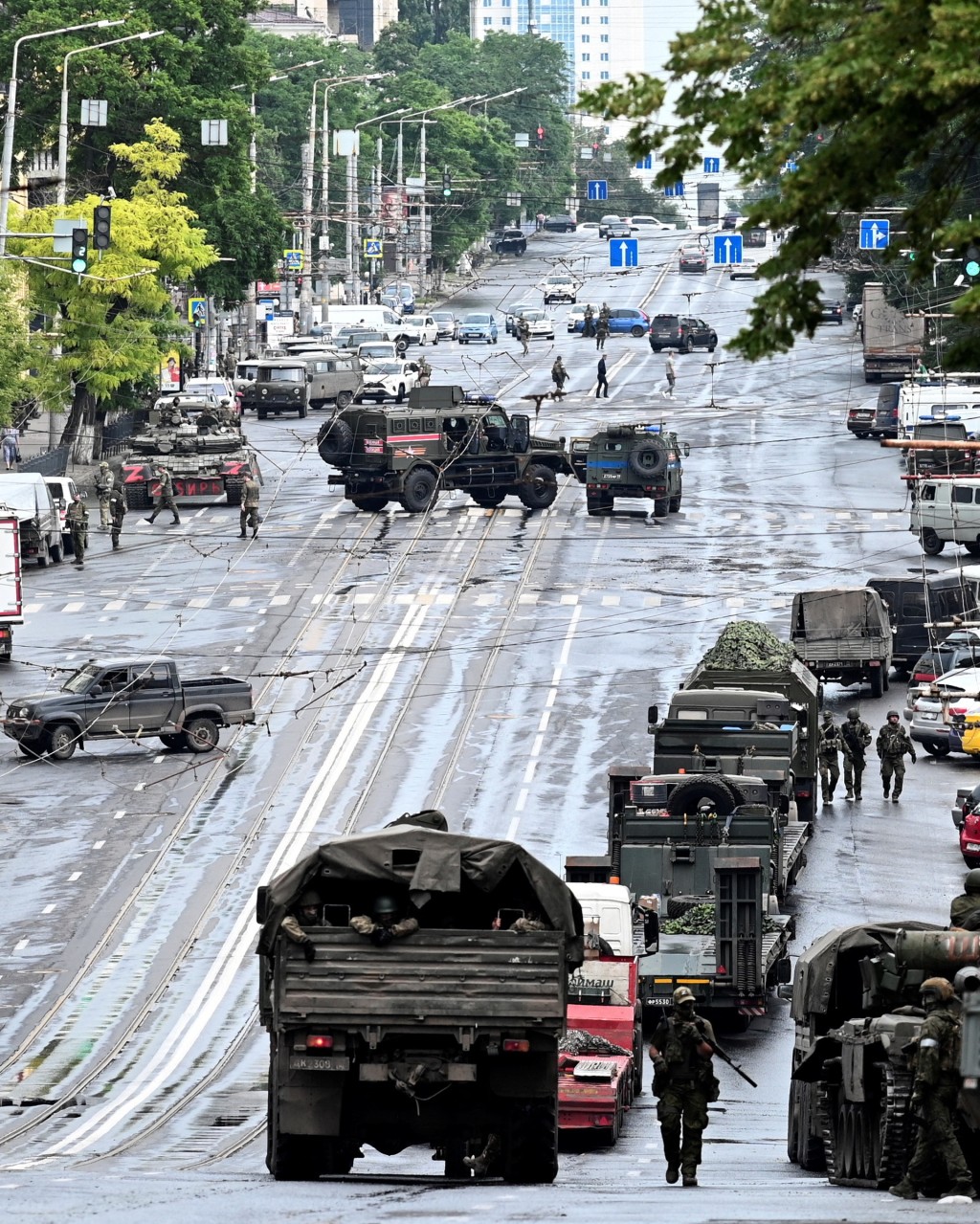 瓦格納軍車停在俄羅斯俄軍南部軍區總部附近。 路透社