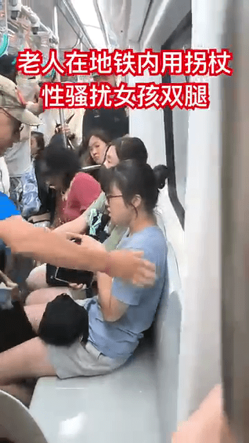 老翁又尝试用手将女子拉离座位。