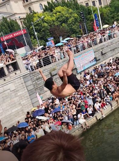 奧運冠軍何沖都到來現場跳水。