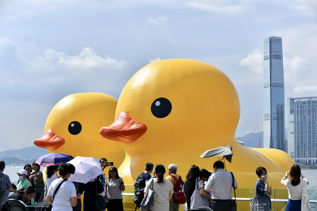 市民爭相與黃鴨打卡。盧江球攝