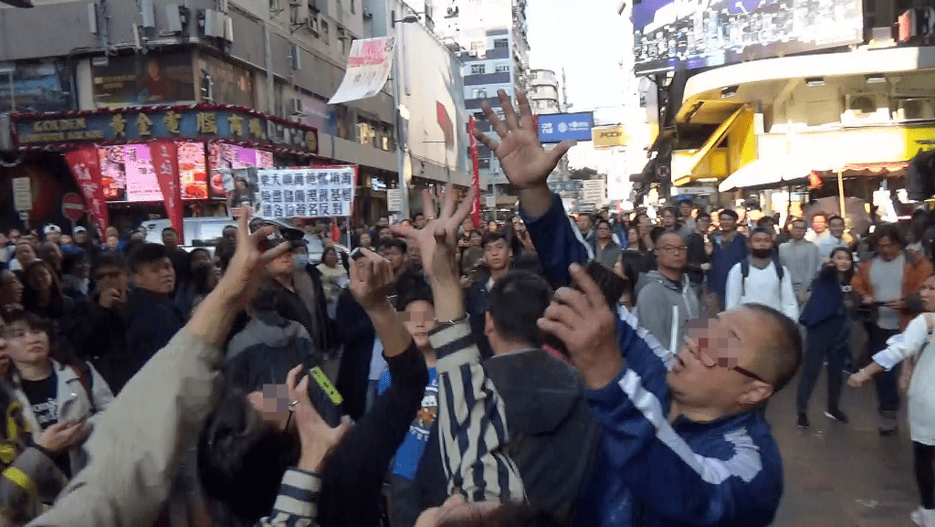 2018年「幣少」黃鉦傑在深水埗撒錢，引數百市民哄搶。