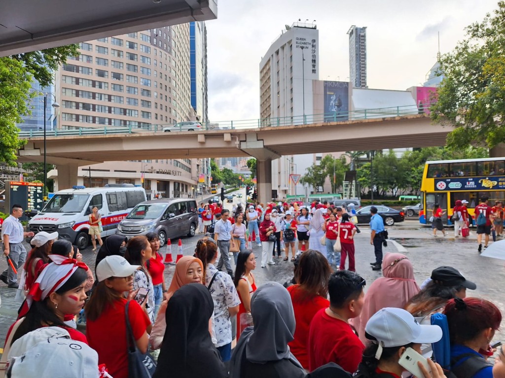 香港女足友賽印尼女足，令到港會球場爆滿。 陸永鴻攝