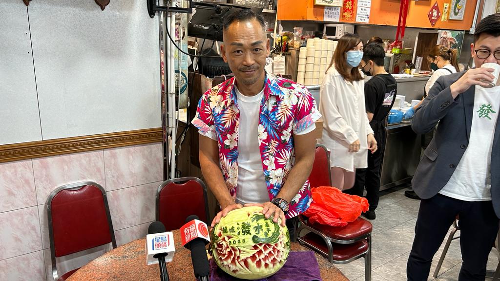 九龍城4月9日舉辧慶祝泰國潑水節活動，並在賈炳達道公園開嘉年華，當中包括泰國按摩、泰菜、手繪及雕刻食物等攤位。(黎家駒攝)